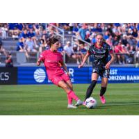 North Carolina Courage forward Manaka Matsukubo (left)